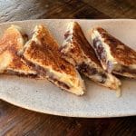 Bikini Morcilla, ceba caramelizada i formatge